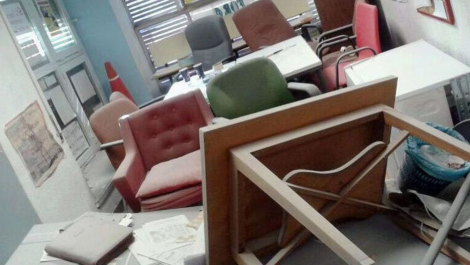 Unos 150 antifascistas irrumpen en la Complutense y agreden a 5 alumnos | Ver