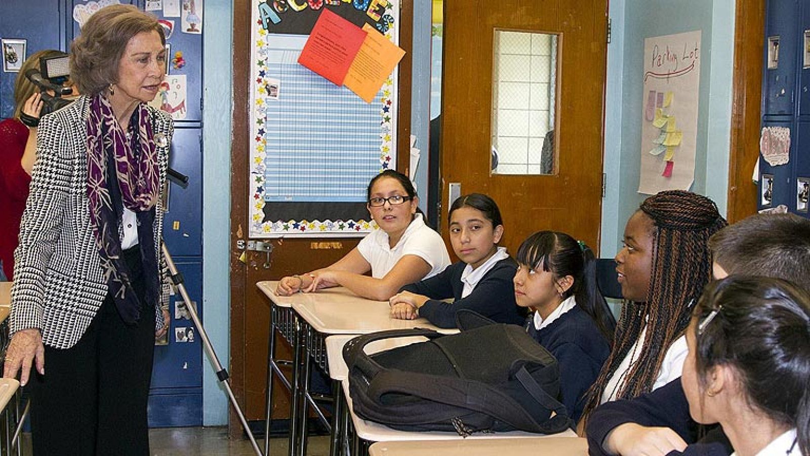 Telediario 1: La reina visita un colegio del Bronx, donde la imaginaban "con corona" | RTVE Play