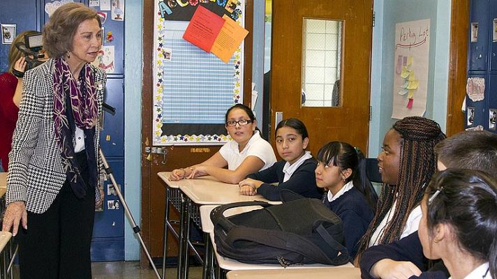 La reina visita un colegio del Bronx, donde la imaginaban "con corona"