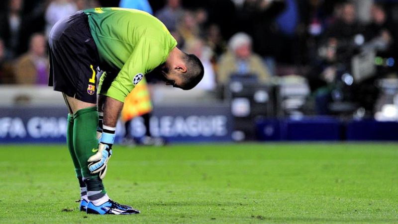 El portero del Barcelona Víctor Valdés estará unas seis semanas apartado de los terrenos de juego por una "rotura semitendinosa proximal en el gemelo interno de la pierna derecha", según han informado los servicios médicos del club catalán en un comu