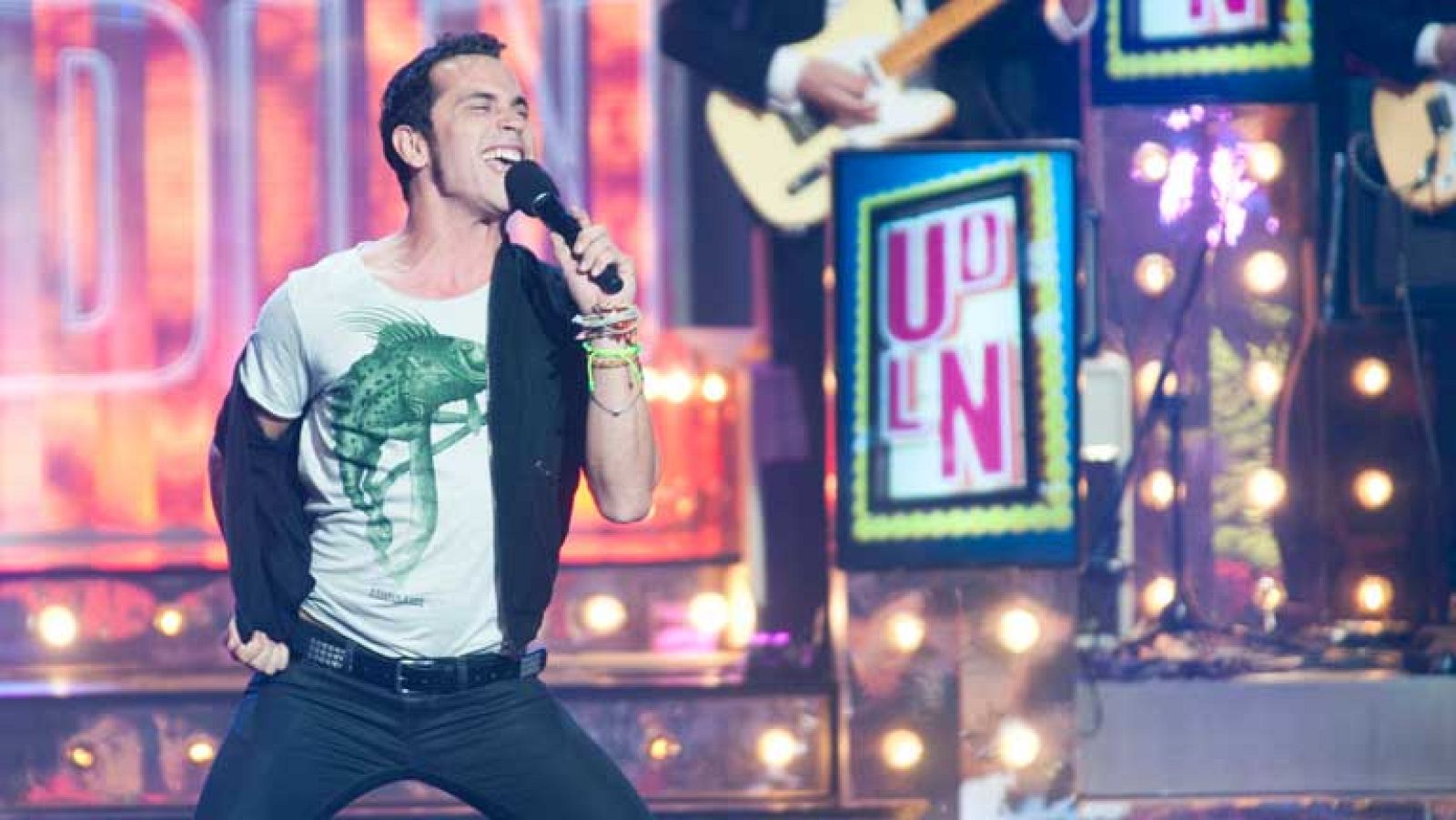 Uno de Los Nuestros - Jose Montoro canta "La bomba"