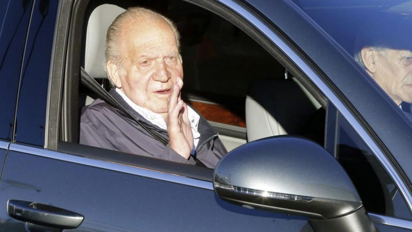 El Rey ha vuelto al quirEl Rey ha vuelto al quirófano para que le colocaran la prótesis permanente en la cadera izquierda