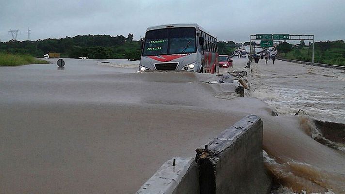 Telediario 1 - Miles de evacuados en México por las lluvias torrenciales