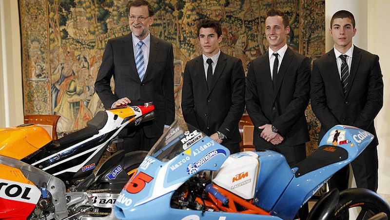 El presidente del Gobierno, Mariano Rajoy, ha recibido a los tres campeones mundiales de motociclismo, los españoles Marc Márquez, Pol Espargaró y Maverick Viñales.