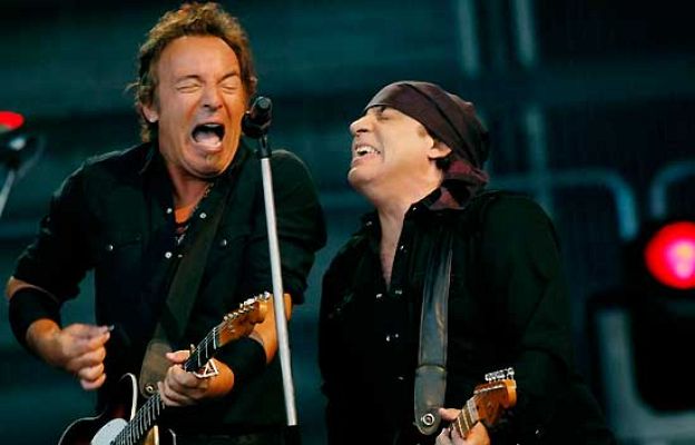  - El 'Boss' canta Radio Nowhere