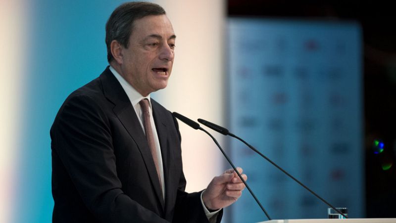 Mario Draghi deja en el aire la posibilidad de poner un interés negativo a la facilidad de depósito del BCE