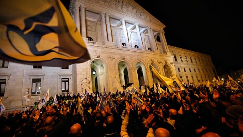 Protesta de los agentes policiales portugueses ante el Parlamento luso por los recortes