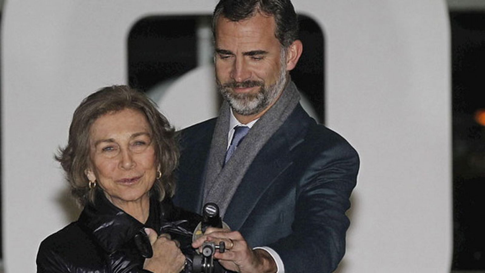 El rey pasa su primera noche en el hospital