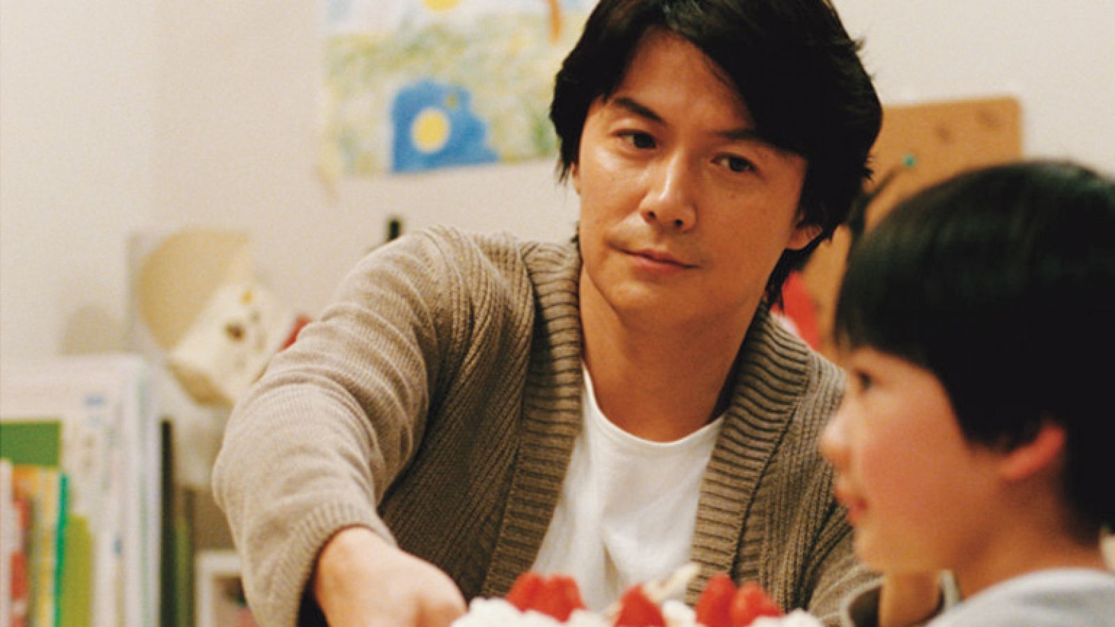  ¿Con quién se quedaría, con su hijo natural, o con el hijo que ha creído suyo durante seis años? Hirokazu KORE-EDA, el mundialmente aclamado director de películas como NADIE SABE, STILL WALKING/CAMINANDO Y KISEKI/MILAGRO, vuelve a la gran pantalla con otra familia que sufrirá lo indecible después de recibir una llamada del hospital donde nació su hijo.Todo lo que Ryota tiene se lo ha ganado trabajando duro y está convencido de que nada puede estropear su perfecta vida. Pero un día, su mujer Midori y él reciben una llamada inesperada del hospital. Keita, su hijo de seis años, no es ¿su¿ hijo, el hospital cometió un terrible error y les entregó el niño equivocado.Ryota se ve obligado a tomar la decisión más importante de su vida: deberá escoger entre lo innato y lo adquirido. Dándose cuenta de la profunda entrega de su esposa Midori a Feita, aun sabiendo que no es el hijo al que dio a luz, y después de conocer a la familia que ha criado con amor a su verdadero hijo durante seis años