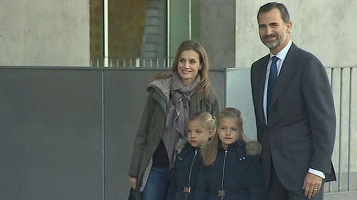 Los príncipes de Asturias acuden con las infantas Leonor y Sofía a ver al rey al hospital