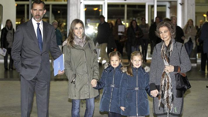 Telediario 1 - Los príncipes visitan al rey