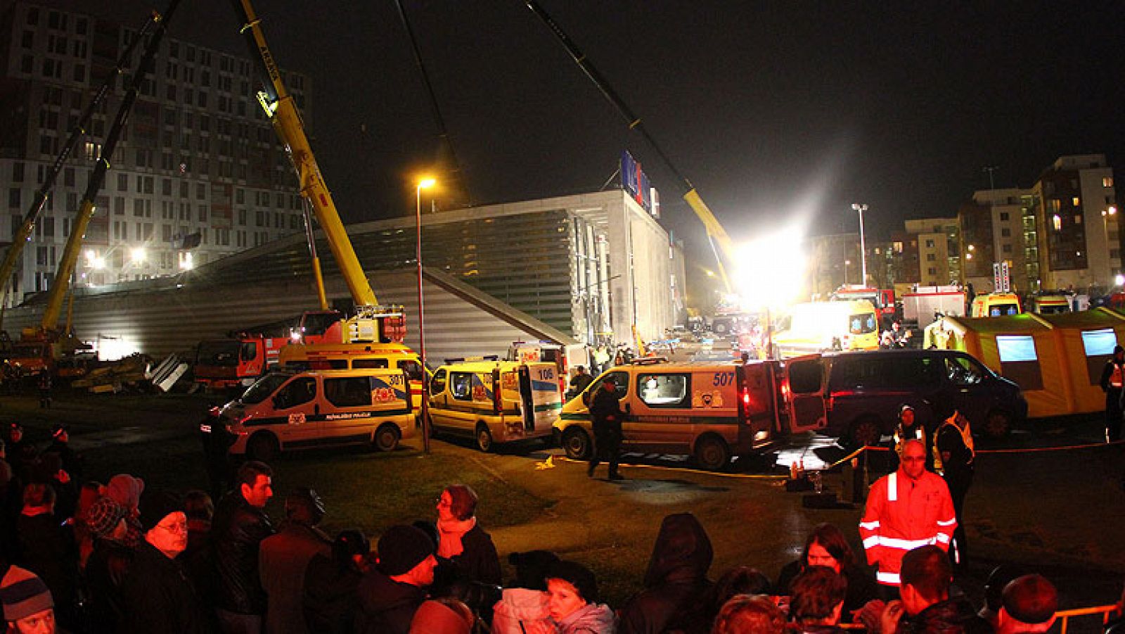 Telediario 1: Asciende a 51 los muertos en el derrumbe del techo de un supermercado en Letonia | RTVE Play