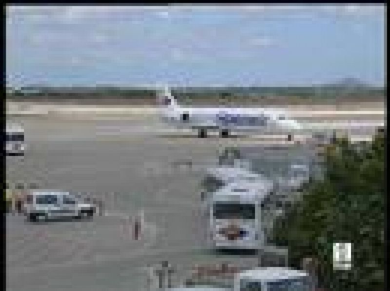 La compañía aérea Spanair ha anunciado un plan para reducir su plantilla, que afectará a una cuarta parte de sus trabajadores: unas 1.100 personas. El recorte responde, según la empresa, a la crisis del sector y a la subida del precio del combustible.