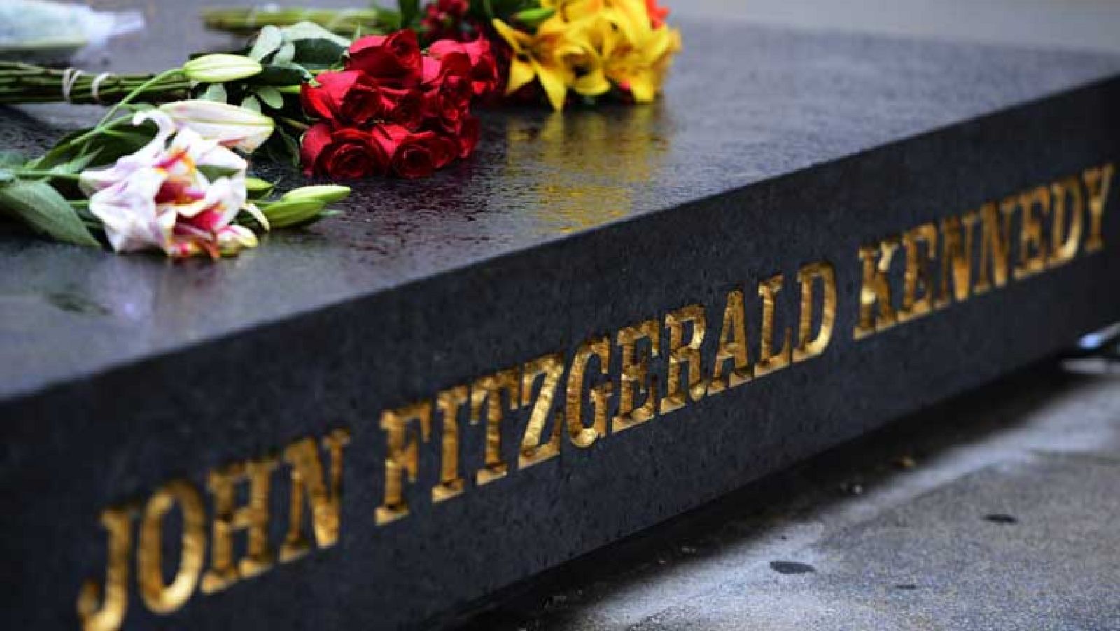 Miles de personas rinden homenaje al asesinado presidente Kennedy en Dallas