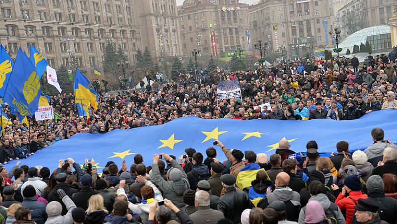 Multitudinaria manifestación en Kiev contra la renuncia al acuerdo con la UE