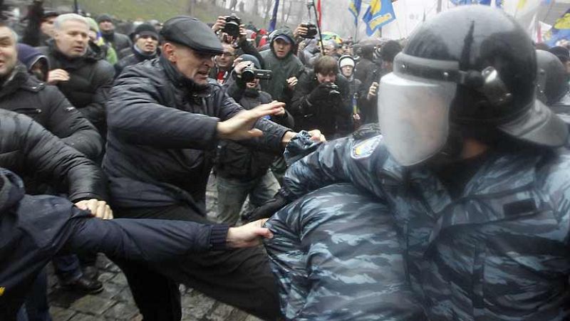  Partidarios de la integración de Ucrania en la Unión Europea reanudaron hoy en Kiev los piquetes frente a la sede del Gobierno ucraniano, que el jueves de la semana pasada anunció su decisión de suspender la firma del Acuerdo de Asociación con la UE
