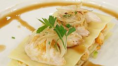 Saber cocinar - Lasaña de chipirones encebollados con salsa al vino