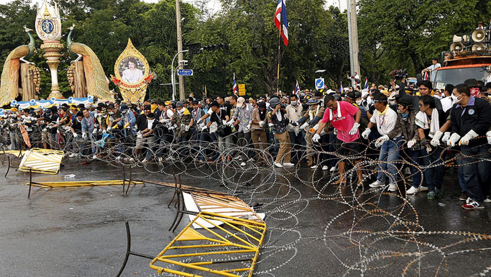  Un grupo de manifestantes anti-gubernamentales de Tailandia ha entrado por la fuerza este lunes en las oficinas del Ministerio de Finanzas en Bangkok, en un nuevo impulso de las protestas para derrocar a la primera ministra Yingluck Shinawatra.