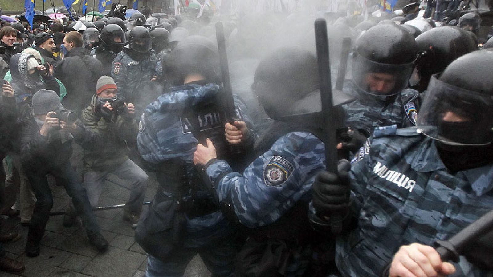 Telediario 1: La oposición ucraniana reanuda las protestas contra el Gobierno y se enfrenta a la policía | RTVE Play