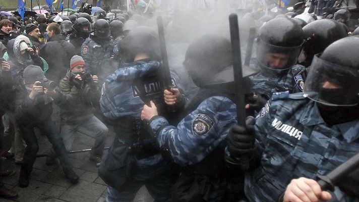 La oposición ucraniana reanuda las protestas contra el Gobierno y se enfrenta a la policía