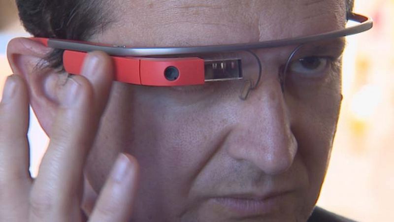 Un ingeniero extremeño crea un prototipo de mando a distancia para las gafas de Google
