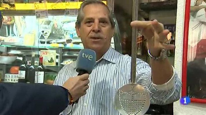 Telediario 1 - Los aficionados sevillistas recuerdan con guasa la goleada ante los béticos