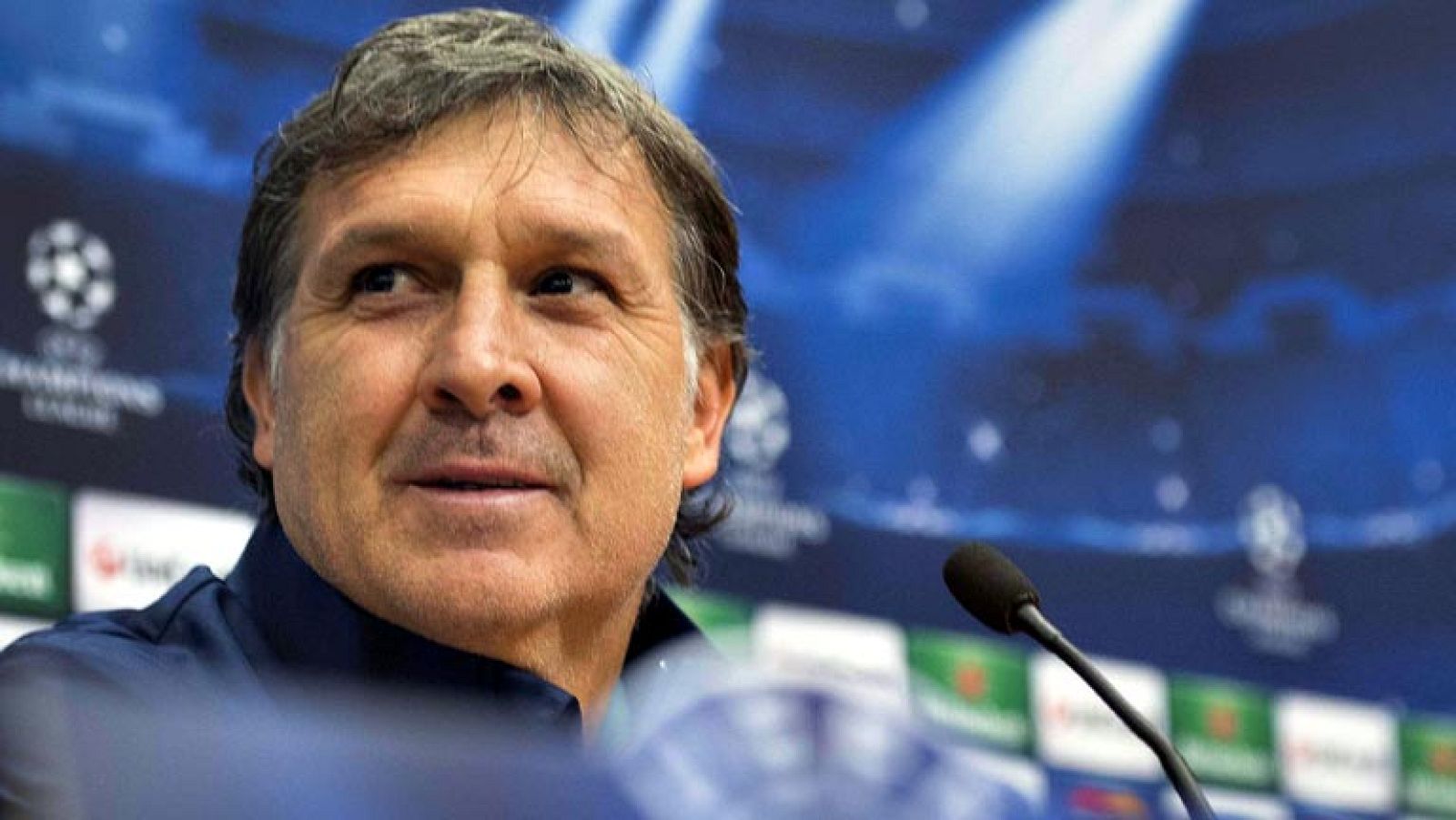 El entrenador argentino del FC Barcelona, Gerardo Martino, ha comparecido ante los medios de comunicación en el Amsterdam Arena y ha vuelto a afirmar que su intención es que el equipo mantenga la línea de victorias y que el juego vaya a mejorar. [Ajax - Barça en directo, martes 20:45h. en La 1, HD, RNE y RTVE.es]"Yo al Barça anterior lo veía por la tele y para comparar hay que vivirlo, estar en los entrenamientos, etc. Ahora tenemos que tratar de acercarnos a esa excelencia que demostraba el FC Barcelona en las últimas temporadas. Debemos seguir ganando como hasta ahora y trabajar en la mejora del juego", ha reconocido. 