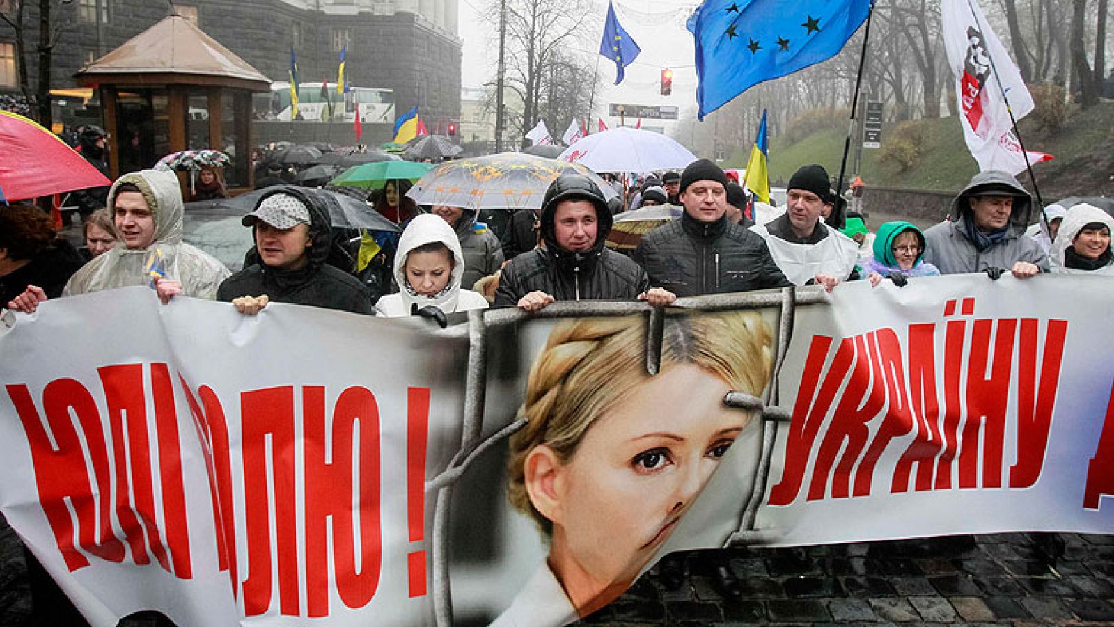  La ex primera ministra y líder opositora de Ucrania, Yulia Timoshenko, ha iniciado una huelga de hambre indefinida para presionar al presidente del país, Viktor Yanukovich, a firmar el acuerdo comercial con la Unión Europea.  Partidarios de la integración de Ucrania en la Unión Europea reanudaron en Kiev los piquetes frente a la sede del Gobierno ucraniano.