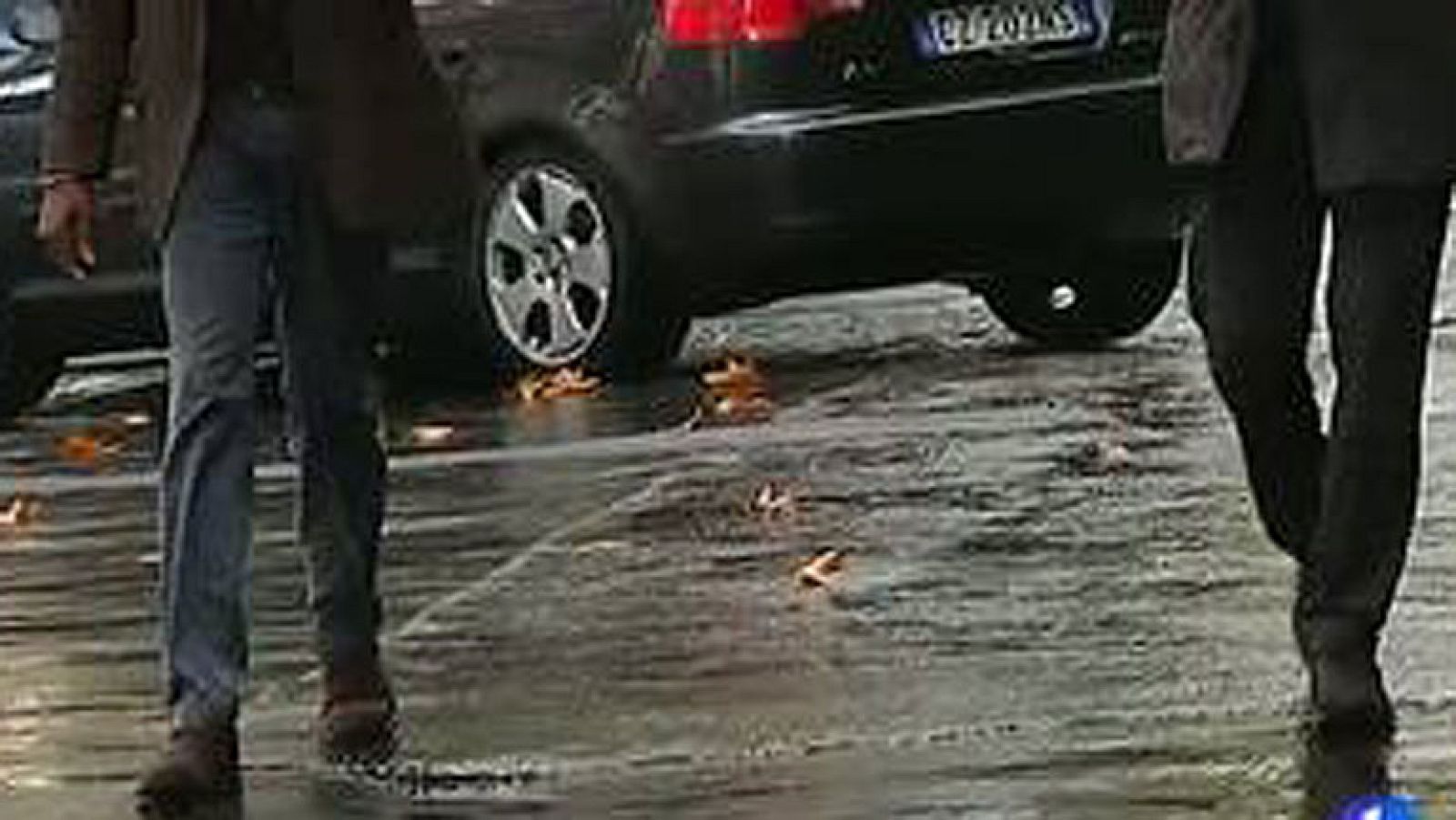  En Italia, el caso de dos jóvenes menores que se prostituían anunciándose en internet ha reabierto el debate sobre la falta de control de los menores en la red. La policía ha detenido ya a 6 personas, entre ellas, la madre de una de las niñas. 