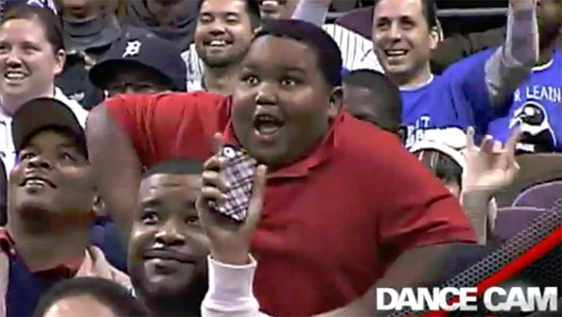 Un niño y un acomodador protagonizan el show en el pabellón de los Detroit Pistons en la NBA. El video tiene movimientos imperdibles.