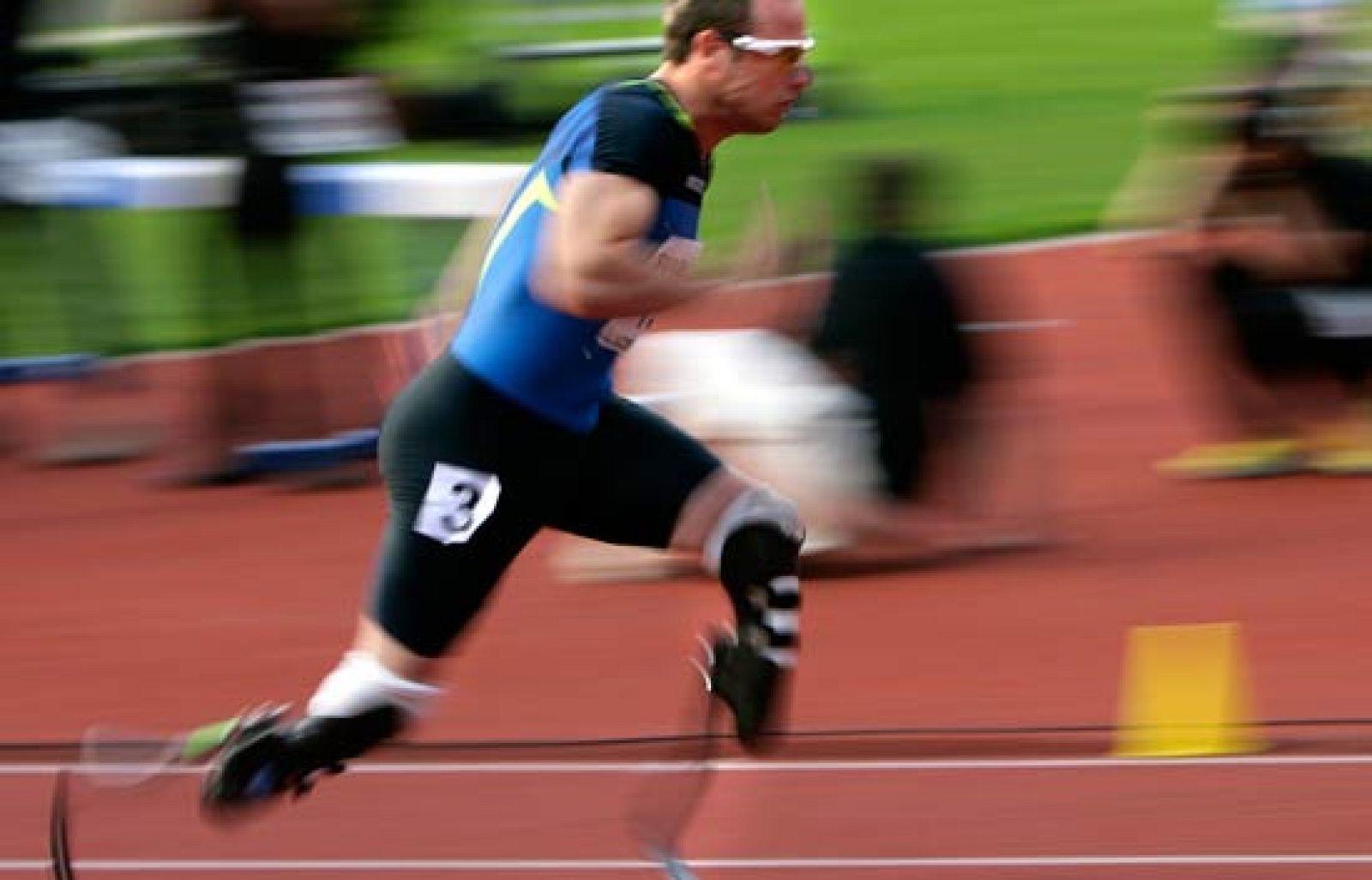 El atleta discapacitado Óscar Pistorius, que corre con unas prótesis de fibra de carbono, no alcanzó la mínima necesaria para participar en la prueba de 400 metros en los Juegos de Pekín. 