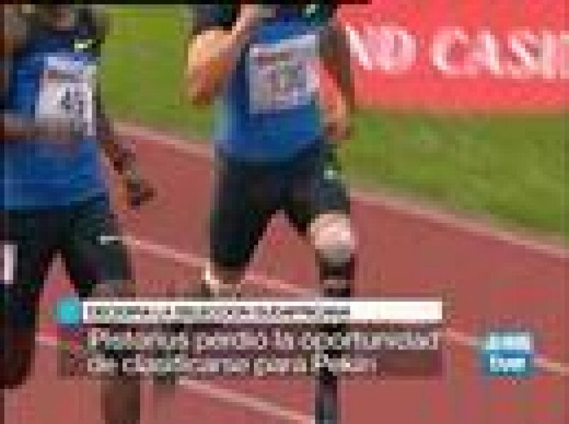 El atleta discapacitado Óscar Pistorius, que corre con unas prótesis de fibra de carbono, no alcanzó la mínima necesaria para participar en la prueba de 400 metros en los Juegos de Pekín. 