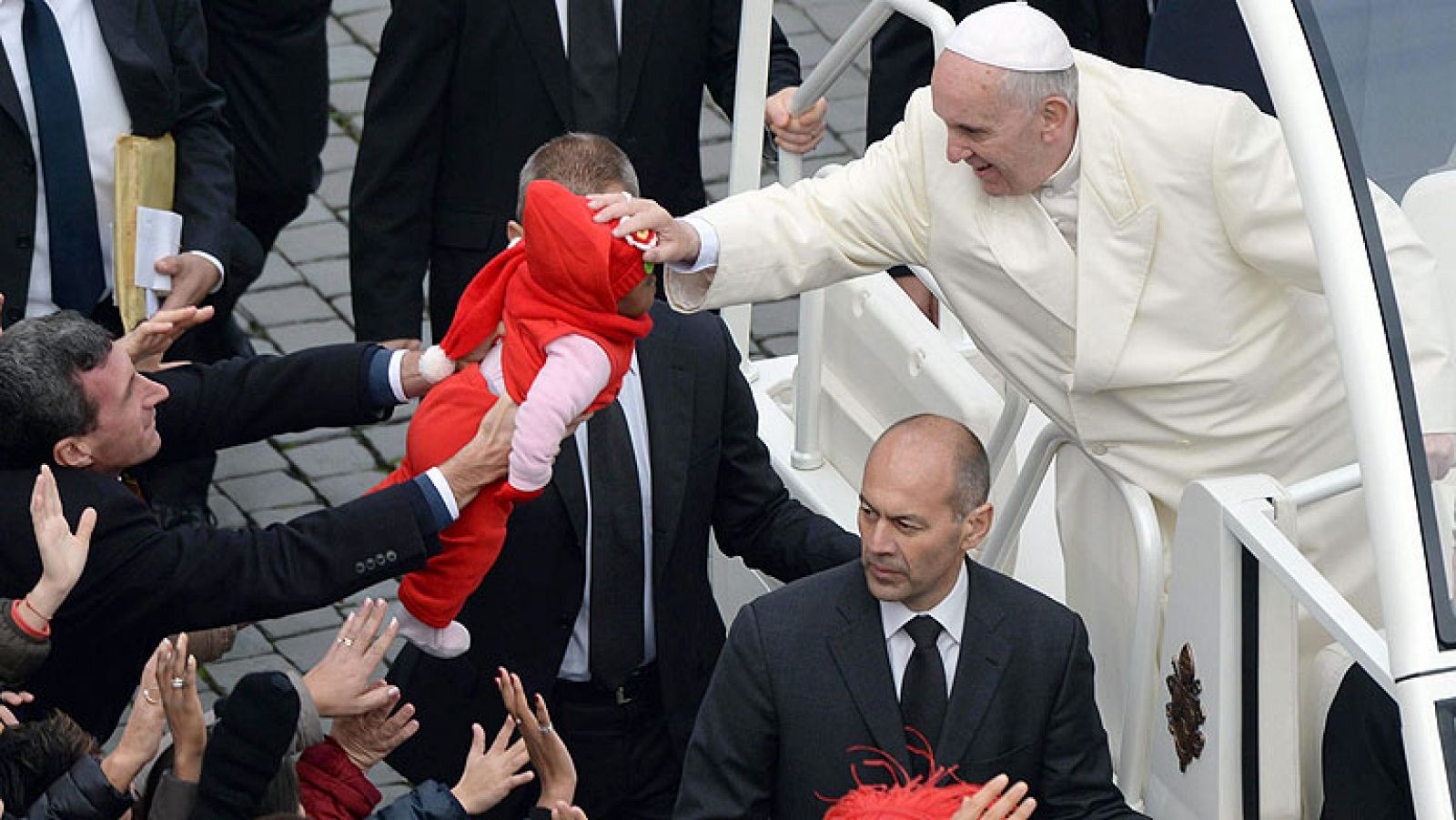  El papa Francisco asevera que debe "pensar en una conversión del papado" para que el ejercicio de su ministerio sea "más fiel al sentido que Jesucristo quiso darle y, concretamente, ha abogado por "una saludable descentralización" de la Iglesia,  así como por aumentar la responsabilidad de los laicos. 