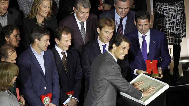 El tenista español Rafa Nadal ha sido condecorado con el 'Marca Leyenda' que entrega el diario deportivo en la celebración de su 75 aniversario.