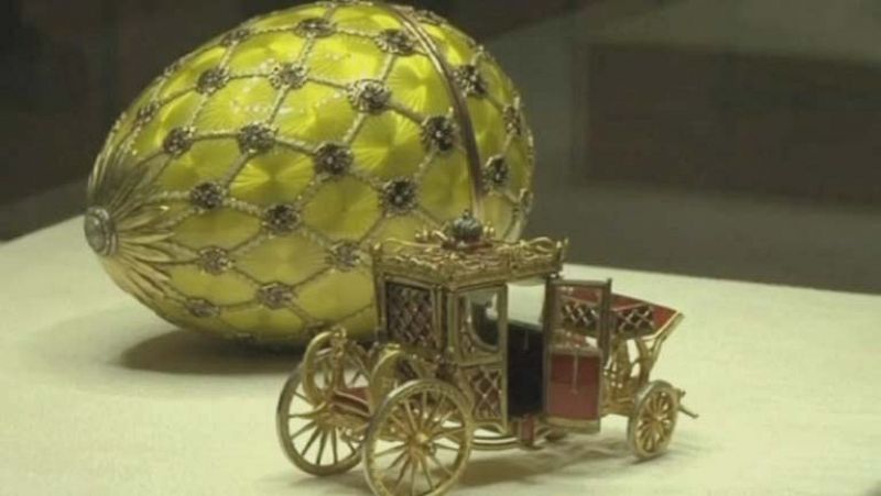 Exposición de los huevos de Fabergé, icono de la la Rusia zarista, en San Petersburgo 