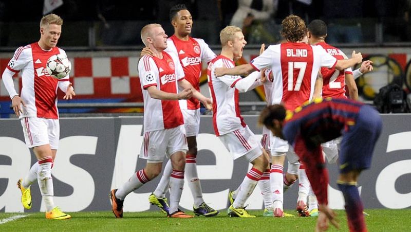 El Ajax se adelantó en el marcador ante el Barcelona con un gol de Serero, que remató de primeras tras un centro desde la derecha.