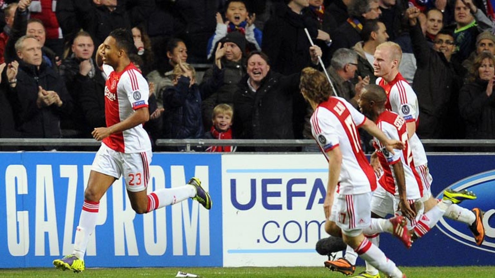 Hoesen pone distancia con el Barça (2-0) | Ver