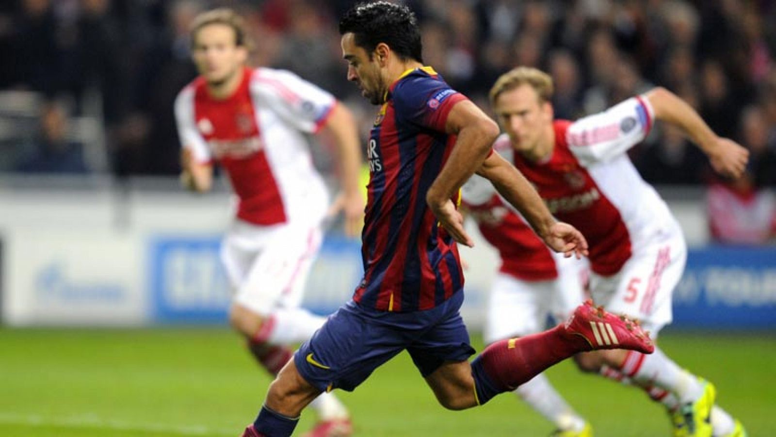 El centrocampista del Barça Xavi Hernández ha recortado distancias con el Ajax de panelti, que provocó Neymar en la jugada previa.