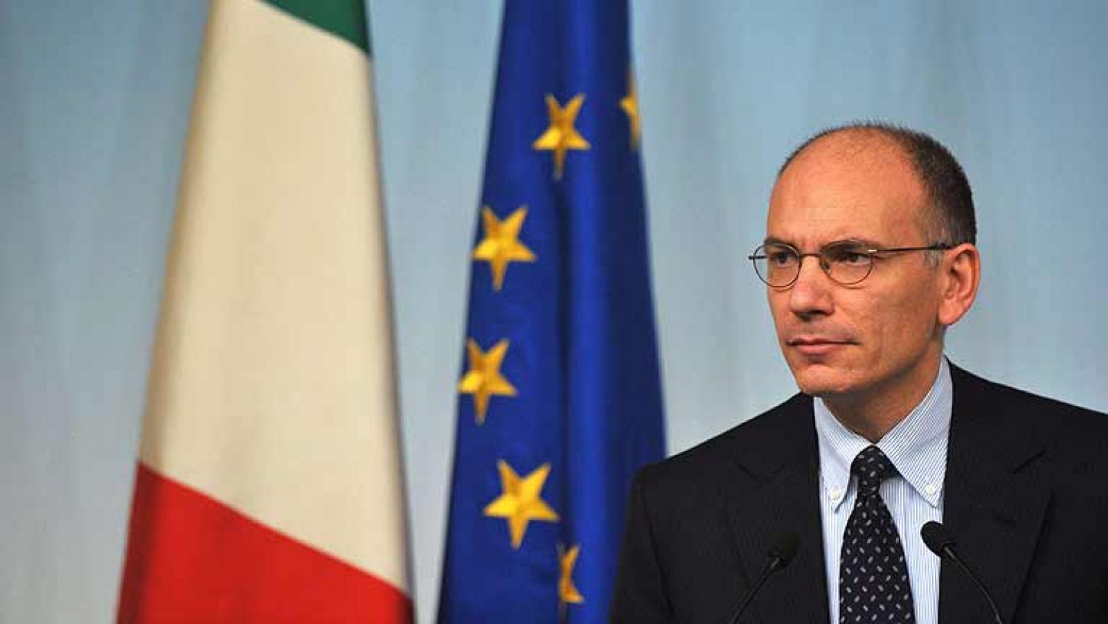 En Italia, pese al voto en contra del partido de Silvio Berlusconi, el primer ministro Enrico Letta ha logrado en el Senado un "voto de confianza" en el debate de los presupuestos de 2014.