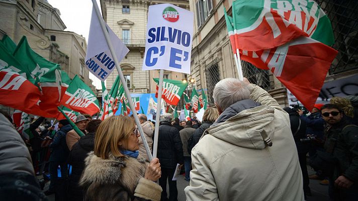 Telediario 1 - Partidarios de Berlusconi se manifiestan ante la votación de su expulsión del Senado