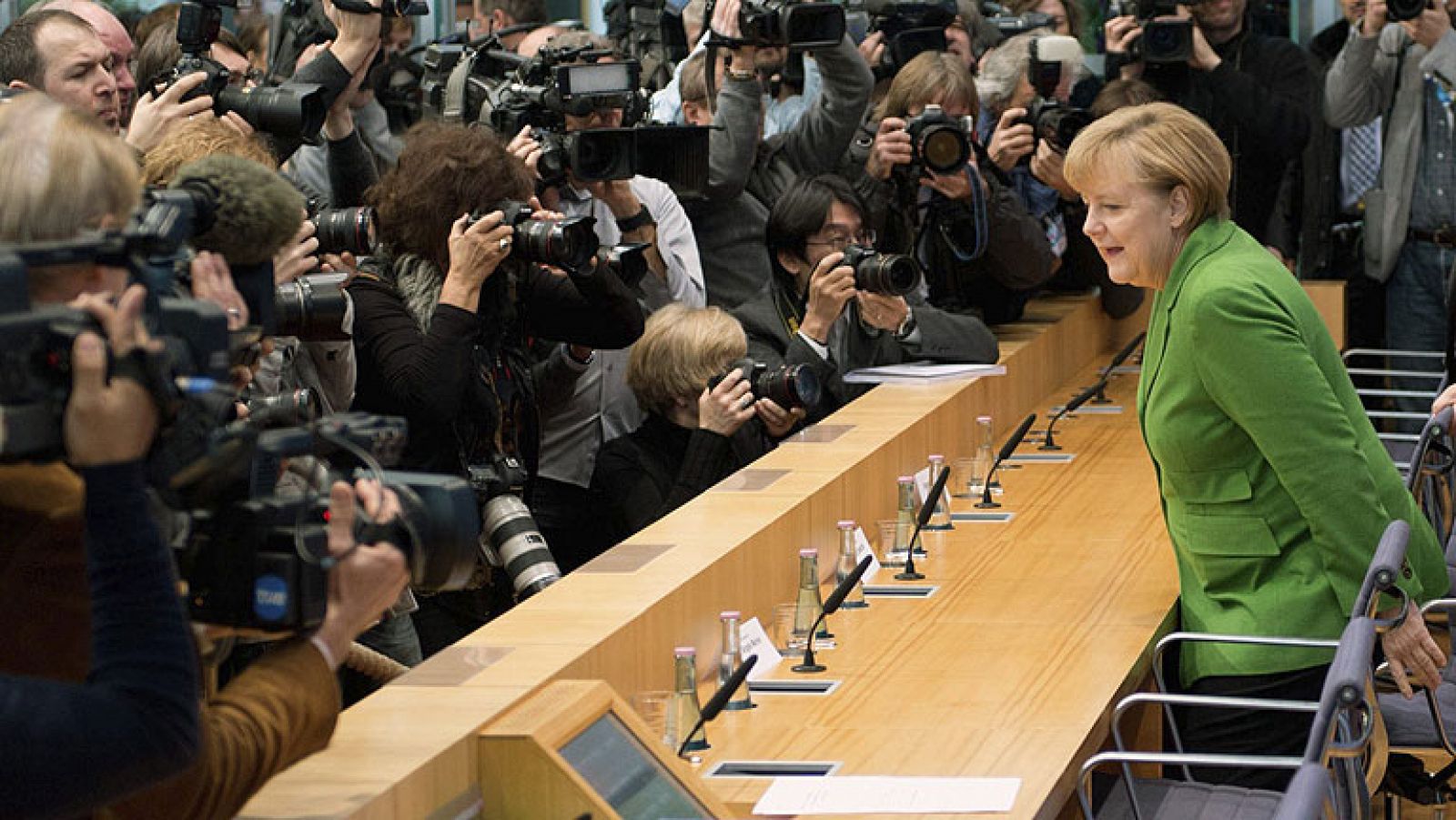  La consolidación fiscal, el refuerzo del bienestar general y la mejora de la justicia social son los tres pilares del nuevo gobierno de coalición entre conservadores y socialdemócratas, según ha asegurado este miércoles la canciller Angela Merkel.