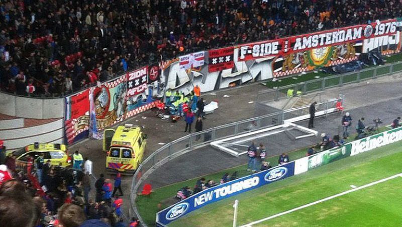 Un aficionado del Ajax se encuentra en estado grave al precipitarse de la grada del Amsterdam Arena en el partido contra el Barcelona de la Champions.