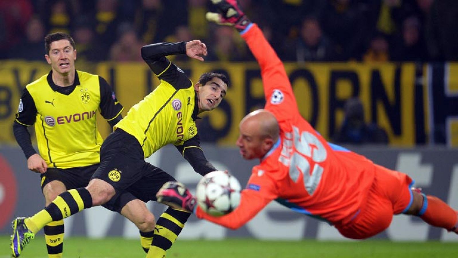 El Dortmund coge aire y el Chelsea pasa a octavos 