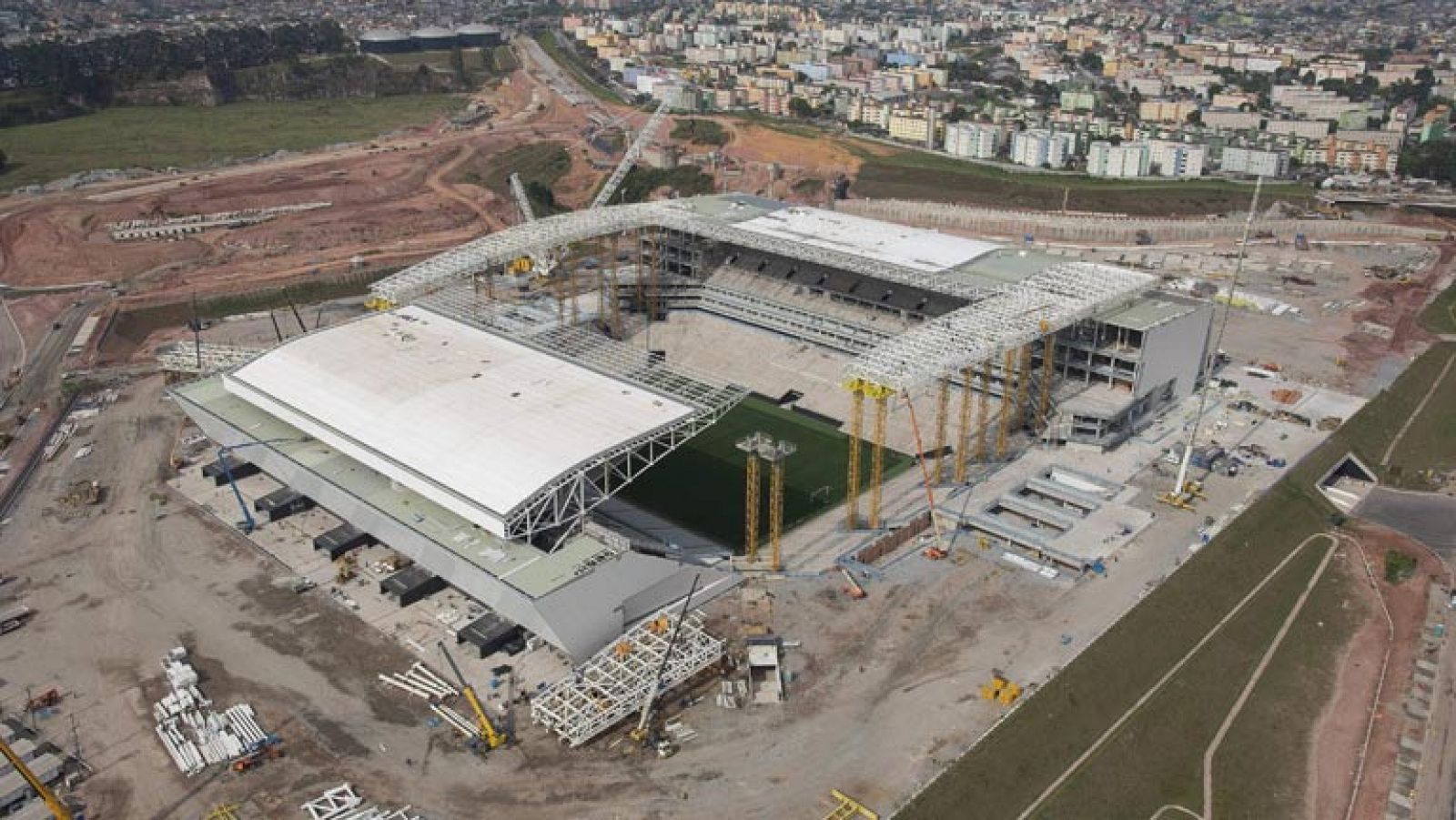 Informativo 24h: Un derrumbe en el estadio inaugural de Brasil 2014 deja, al menos, tres fallecidos | RTVE Play