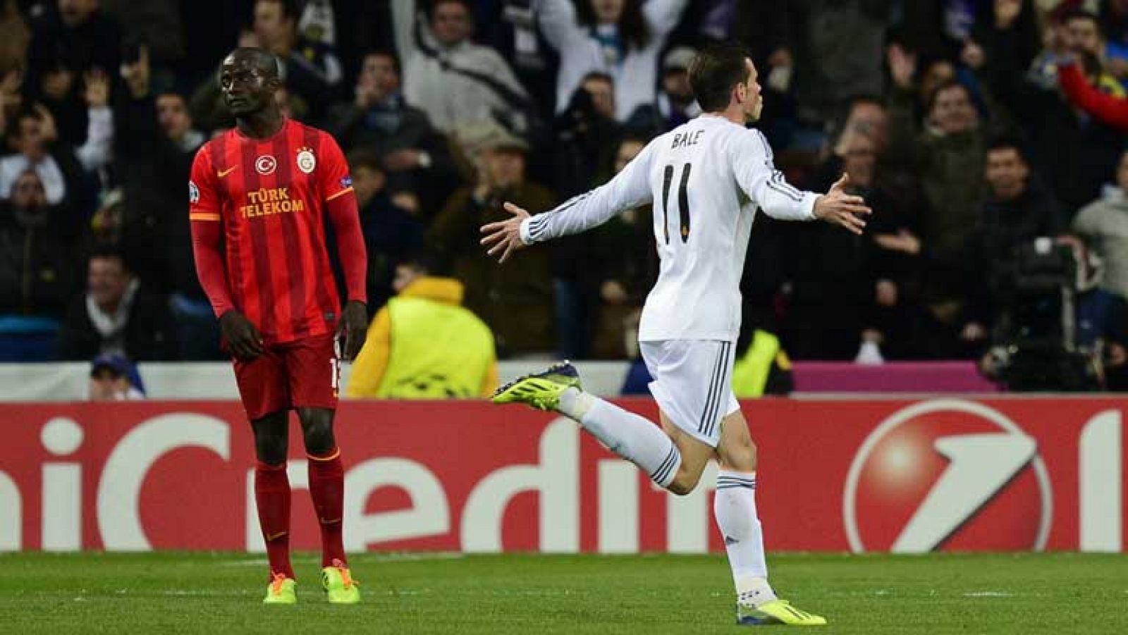 El jugador del Real Madrid Gareth Bale ha marcado el primer gol de su equipo ante el Galatasaray tras convertir una falta directa. La falta previa la había cometido Felipe Melo sobre Pepe.
