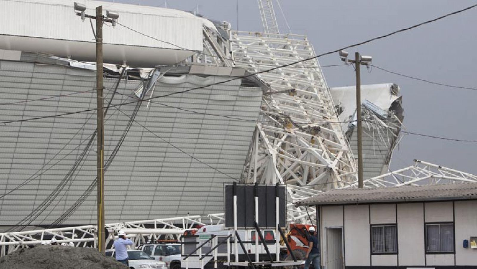 El club Corinthians y la constructora Oderbrecht han informado de que son dos las personas que murieron en un accidente en las obras del estadio de Sao Paulo que será sede del partido inaugural del Mundial de Fútbol de Brasil 2014.