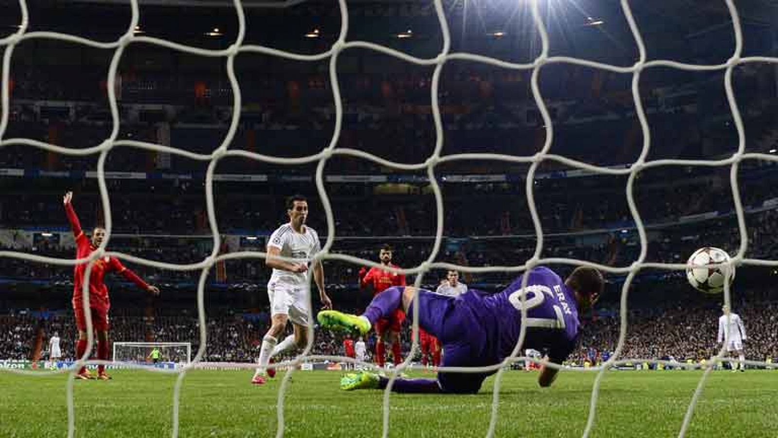 El jugador del Real Madrid Álvaro Arbeloa ha adelantado al equipo de Carlo Ancelotti en el minuto 51 de juego (2-1), tras rematar un pase del argentino Di María.