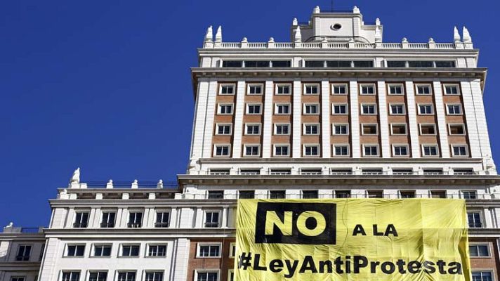 Telediario 1 - Oposición y la ley de Seguridad