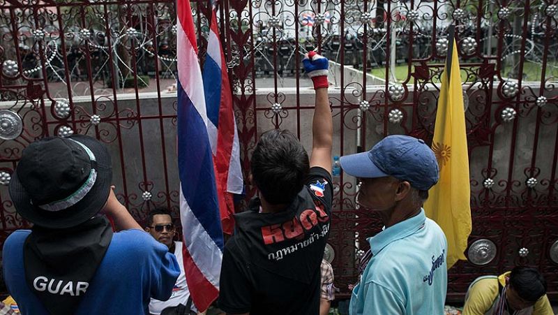 Los manifestantes tailandeses entran en la sede del Ejército 