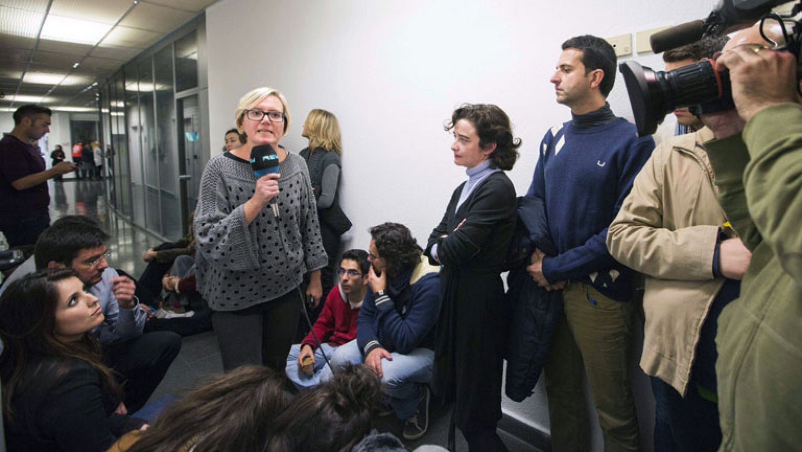 Los trabajadores frenan el corte de Canal Nou Televisión ordenado por la Generalitat